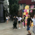 网友偶遇Angelababy 怀抱小海绵穿短裤背影软萌