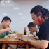 网友偶遇陈志朋吃路边摊 红口罩红短裤分外抢眼