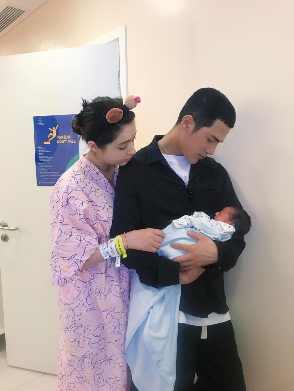 《幻城》结识,剧中姜潮饰演火族王子,麦迪娜饰演人鱼公主,两人婚讯