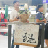商談婚事？向佐機(jī)場接機(jī)郭碧婷 自制標(biāo)牌歡迎岳父