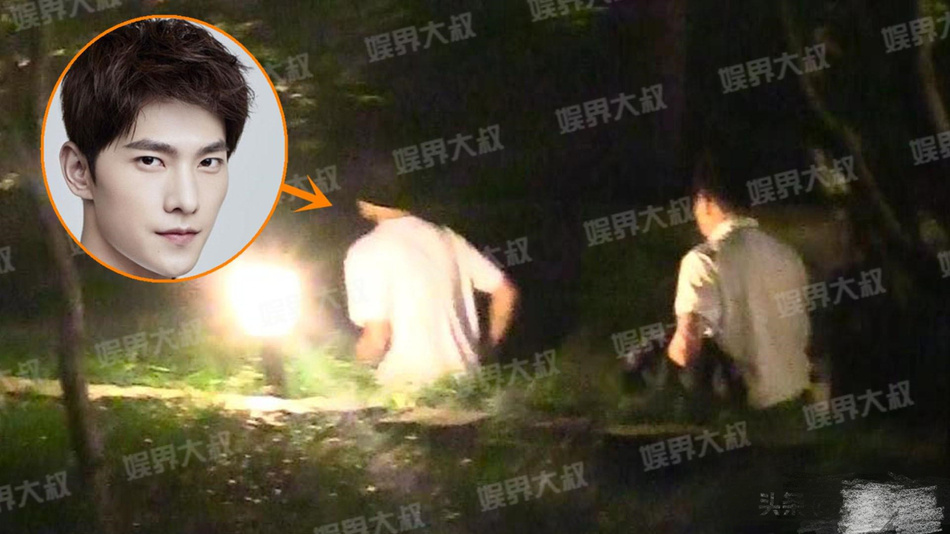 杨洋与父母外出吃饭心情好 路遇粉丝打招呼超nice
