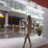 关晓彤拍新剧曝路透 OL范显成熟雨天引路人围观