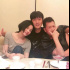 李亚鹏好友为王菲庆生 50岁寿星依偎友人肩头灿笑