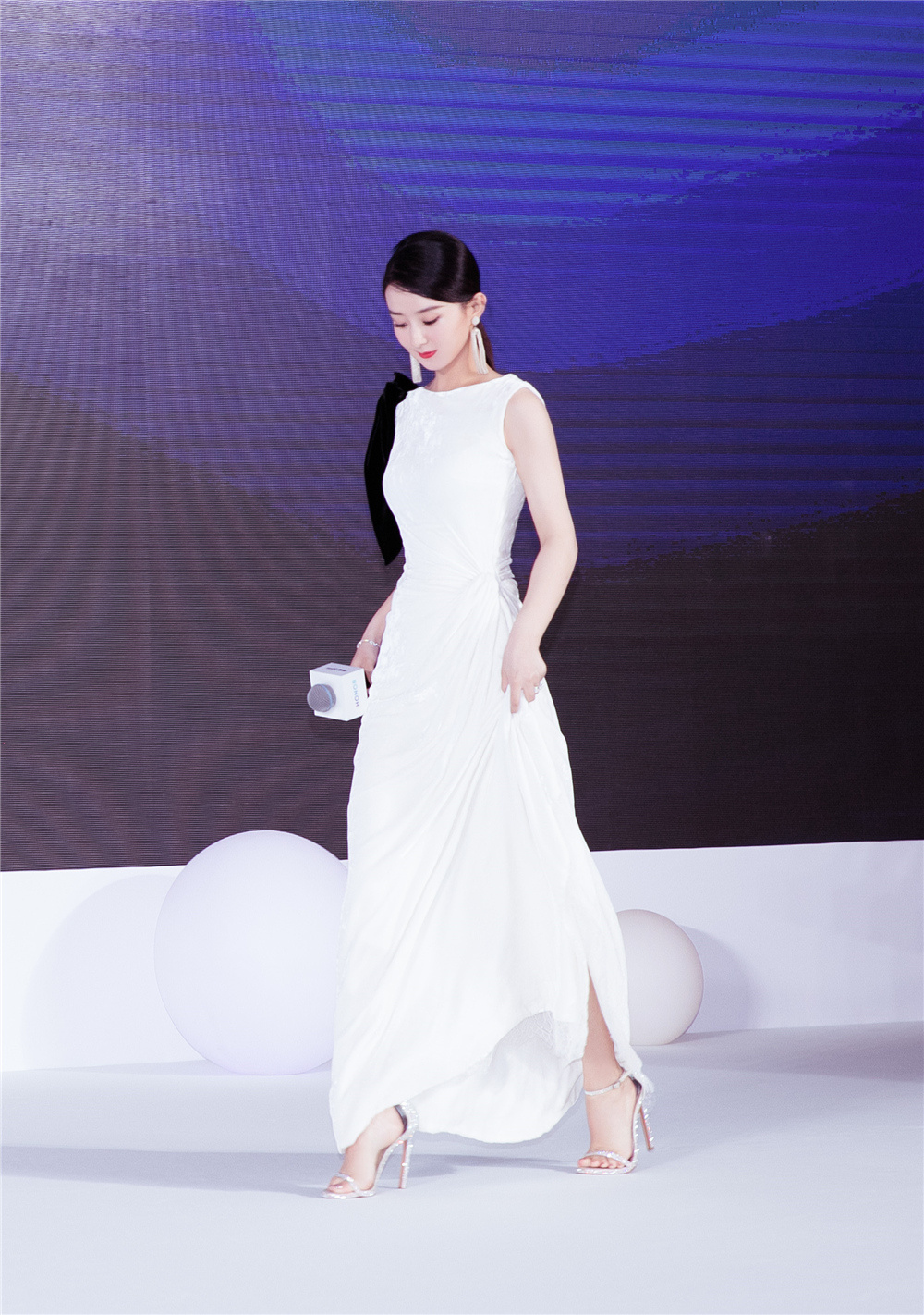 赵丽颖产后复工出席活动 着白色丝绒礼服温婉优雅