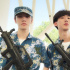 顏值出類拔萃！ 靈超軍訓(xùn)結(jié)束與同學(xué)親密合影曝光