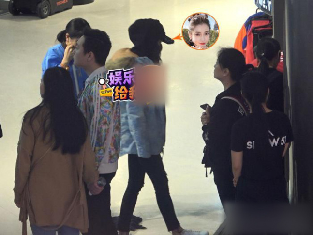 她亲自抱着小海绵下车快步进入商场,三代同堂一同聚餐后,baby单独带着
