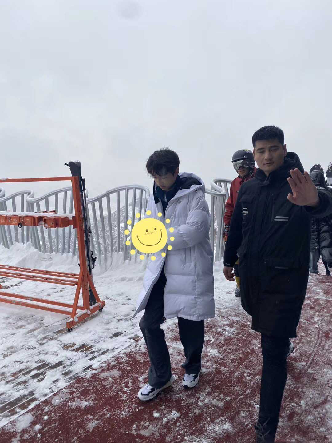 网友滑雪场偶遇王俊凯拍摄 披羽绒服雪地里撸柴犬