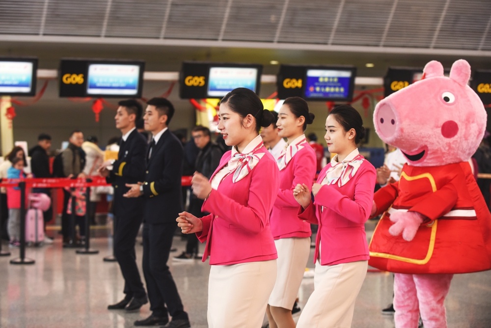 《小猪佩奇过大年》曝粤语版预告 联动机场快