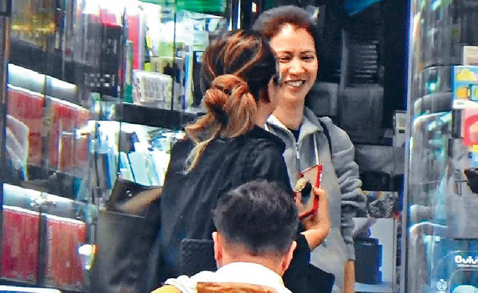 袁咏仪素颜出街给老公买平价内衣,网友评论:为