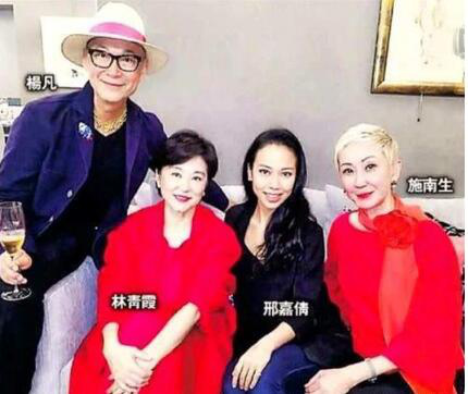 林青霞带女儿买美容仪，网友：既便64岁，也比女