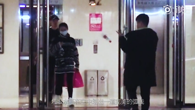 bob官网:张靓颖和新男友逛街,一个小动作让网友都大呼