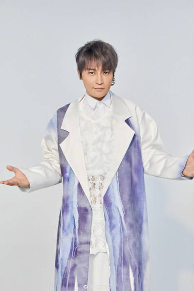 48岁陈志朋穿蕾丝装亮相,网友集体圈粉:居然还