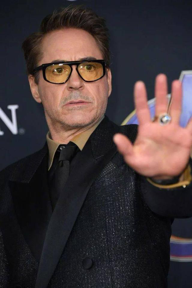 《复联4》首映礼:钢铁侠继续垫内增高,寡姐惊