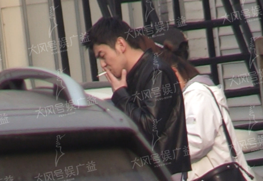 雷佳音抽烟模样赛于谦主动与神秘烟友互加好友