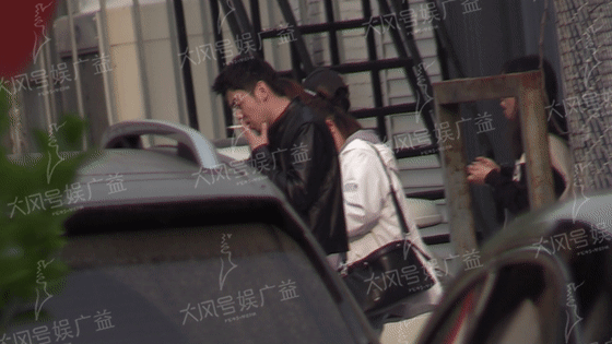 雷佳音抽烟模样赛于谦主动与神秘烟友互加好友