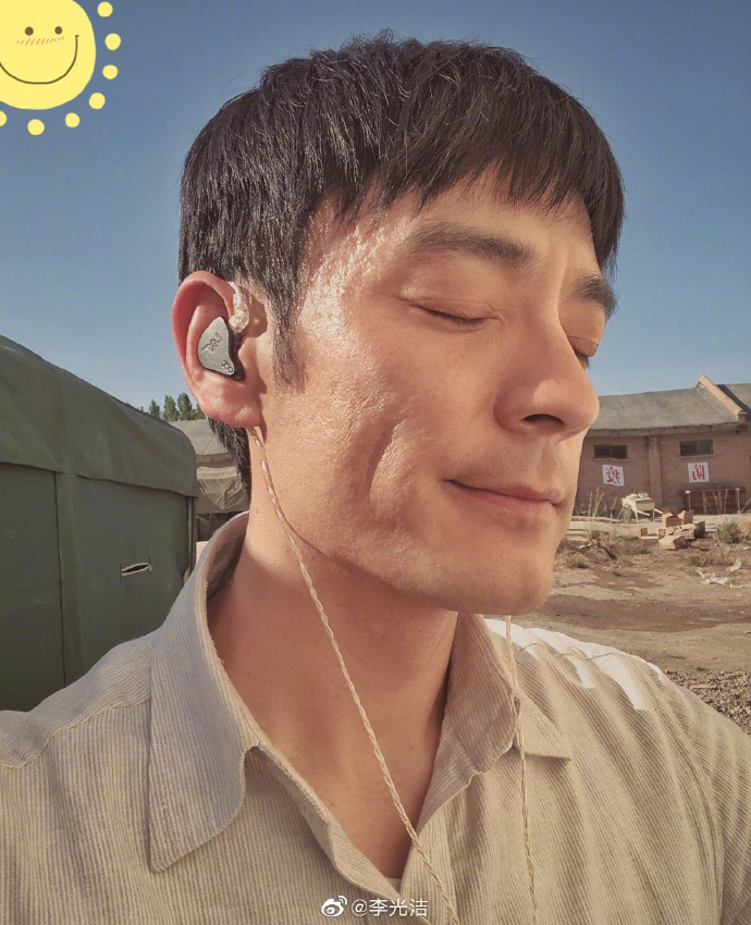 李光洁最近在微博上晒出了自己的最新自拍,照片中的李光洁毕业享受