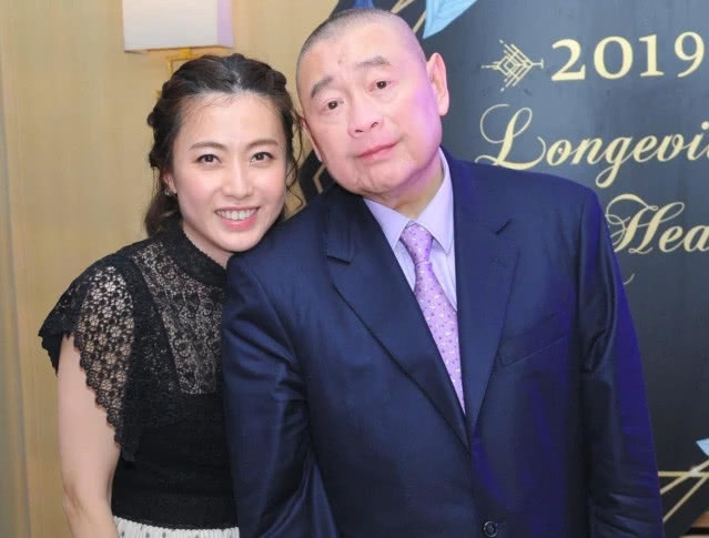 刘銮雄甘比携一家14口聚餐,前妻及吕丽君所生子女全体