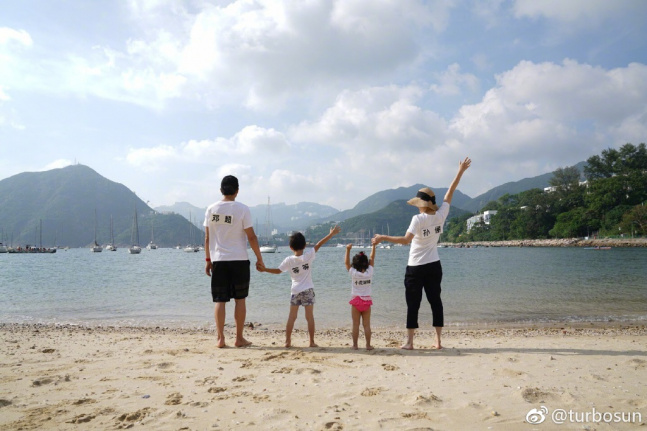1月3日,孙俪通过微博分享了一家四口在海边度假的背影照,并在博文中