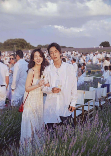 账号分享了与老公李承铉在迪士尼乐园游玩拍下的情侣照,并配文写道:"