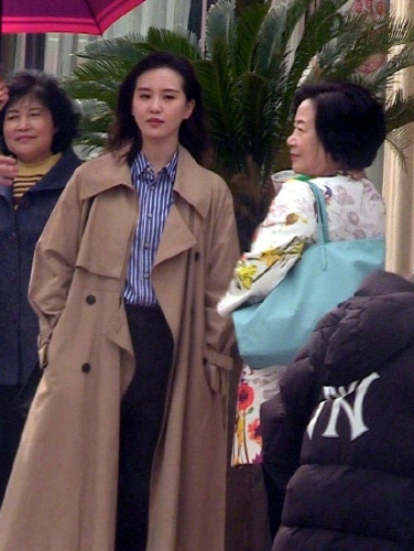 刘诗诗《流金岁月》路透 穿卡其色风衣酷暑下拍摄