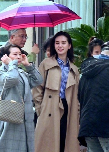 刘诗诗《流金岁月》路透 穿卡其色风衣酷暑下拍摄