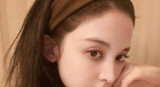 古力娜扎晒出性感迷人新自拍 发际线上移明显
