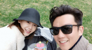 苗苗产后首晒一家三口合影 与郑恺带女儿外出放风