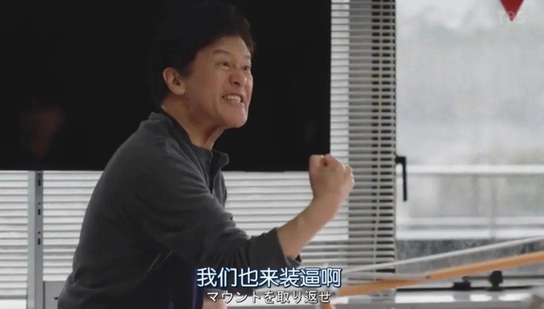 而他的搭档是桥本润饰演的老油条刑警阵马.