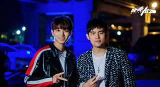 追星典范！周杰伦王俊凯合作电影 赛车服酷帅撩人