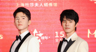 刘昊然现身上海出席揭幕活动 精美蜡像比本尊还高