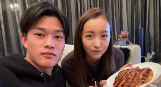 板野友美晒与高桥奎二合照 夫妇共同用餐笑容超甜
