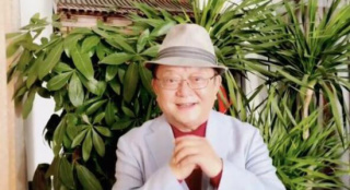 王刚为张国立送“云祝福” 邓婕晒和老公甜蜜合影