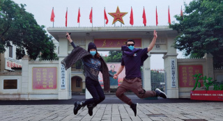 苗苗郑恺回《芳华》拍摄地 身材恢复大摆高难动作