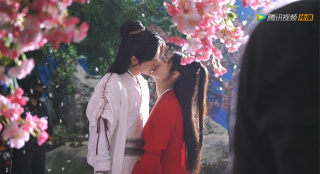 《有翡》花瓣吻花絮曝光 王一博赵丽颖唯美拥吻