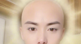 马天宇晒光头自拍 头部散发金光自侃来自东土大唐