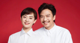 孙俪晒照庆祝与邓超领证11周年 对镜灿笑甜蜜如初