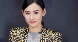 张柏芝复古西装优雅大气 妆容精致笑容灿烂状态佳