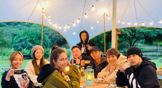周杰伦与古早男团成员露营 牵娃散步背影照超温馨