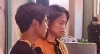 尹正新戏拍摄现场被围堵 路人怼拍被其怒拍掉手机