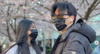 陈坤儿子晒与美女樱花树下合照 赞妹妹：天生丽质
