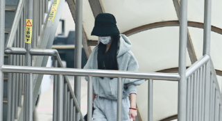 赵丽颖宣布离婚后首现身 穿运动套装手拿养生锤