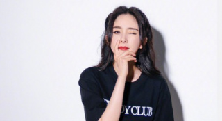 美女营业！杨幂对镜头wink 黑发红唇俏皮可爱