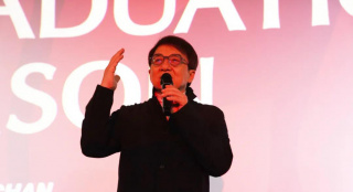 成龙参加高校毕业典礼 与同学合影留念十分亲切