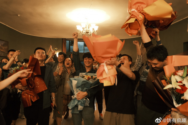 春夏主演的电影《逃出青春里》正式杀青,饶晓志在社交平台晒出与剧组