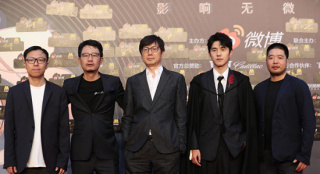 刘昊然撞衫哈利·波特 《平原上的摩西》剧组亮相
