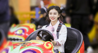Angelababy戴JISOO同款发饰 挂耳染尽显俏皮