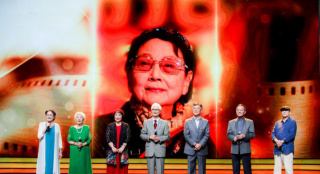 王晓棠谢芳等人登场 上影节颁奖典礼致敬老艺术家