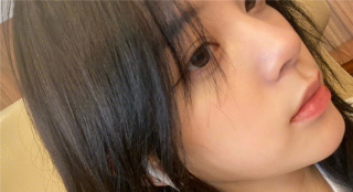欧阳娜娜分享怼脸自拍 皮肤状态佳大秀侧颜线条