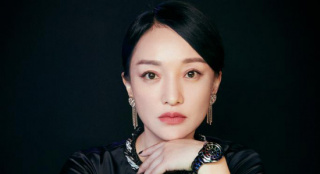 周迅现身某品牌派对 身着经典小黑裙气质优雅出众