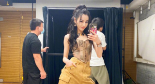 玩梗少女！迪丽热巴晒照 模仿人类高质量男性自拍